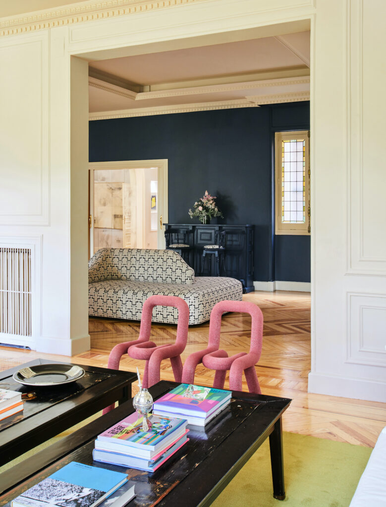 Pink chairs against a blue background Estudio Mavit